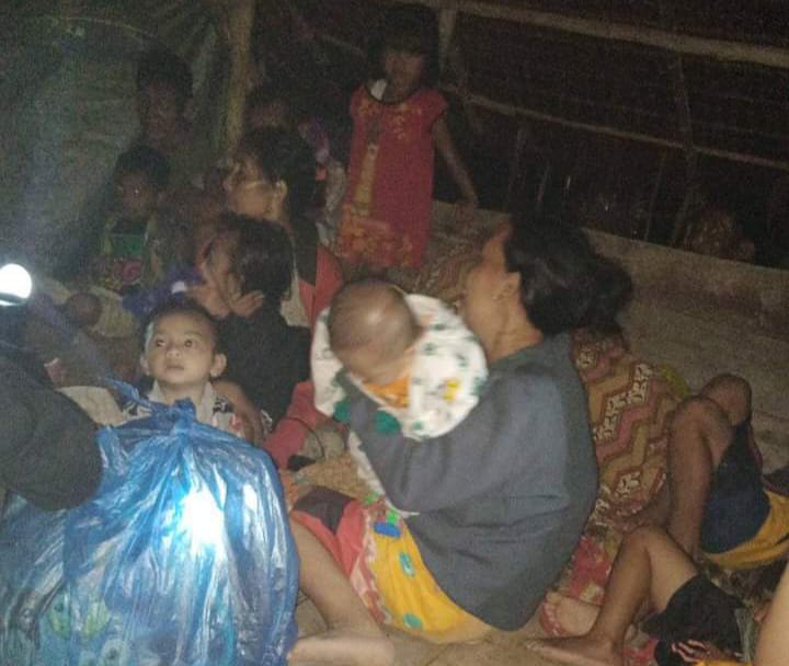 Saat peristiwa gempabumi magnitudo 7,3 pada Selasa (25/4) dini hari, warga masyarakat di Desa Sigapokna, Kecamatan Siberut Barat, Kabupaten Kepulauan Mentawai mengungsi sementara di tempat pengungsian. Foto: BNPB