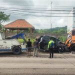 Kendaraan Truk Fuso terlibat kecelakaan lalu lintas dengan Kendaraan Minibus Avanza di jalan Raya Anyar.