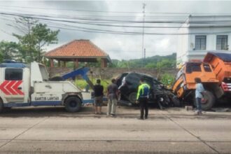 Kendaraan Truk Fuso terlibat kecelakaan lalu lintas dengan Kendaraan Minibus Avanza di jalan Raya Anyar.