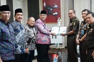 Jaksa Agung Muda Intelijen (Jamintel) Amir Yanto saat menerima kunjungan silaturahmi dengan Ketua Umum Dewan Pimpinan Pusat (DPP) Lembaga Dakwah Islam Indonesia (LDII) KH Chriswanto Santoso di Gedung Utama Kejaksaan Agung, Jakarta, Kamis (13/4). Foto: Dok Puspenkum Kejaksaan Agung