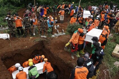 antarafoto pemakaman sembilan korban pembunuhan di banjarnegara 040423 iz 4