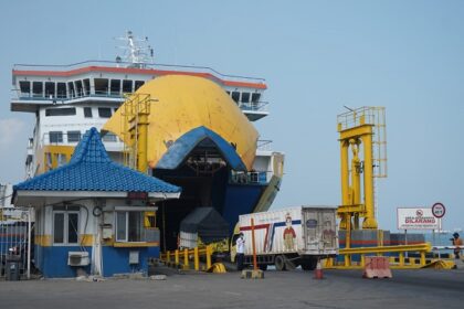Salah satu kapal yang melayani penyeberangan dari Merak ke Lampung. Foto: ASDP