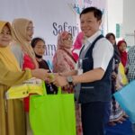 Corporate Secretary PT ASDP Indonesia Ferry (Persero) Shelvy Arifin mengatakan, kegiatan Safari Ramadhan melalui penyaluran sembako dengan harga terjangkau ini sebagai bentuk komitmen dan tanggung jawab sosial perusahaan dalam membawa kemanfaatan yang lebih besar dalam kemajuan perekonomian daerah. Foto: ASDP