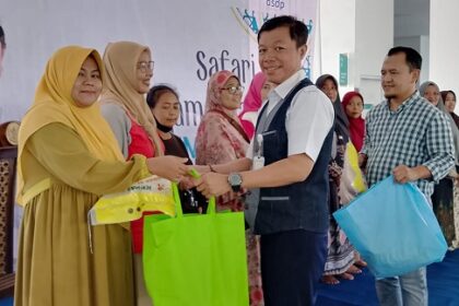 Corporate Secretary PT ASDP Indonesia Ferry (Persero) Shelvy Arifin mengatakan, kegiatan Safari Ramadhan melalui penyaluran sembako dengan harga terjangkau ini sebagai bentuk komitmen dan tanggung jawab sosial perusahaan dalam membawa kemanfaatan yang lebih besar dalam kemajuan perekonomian daerah. Foto: ASDP
