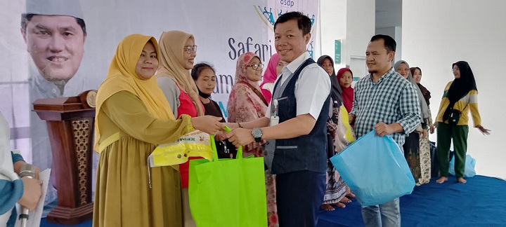 Corporate Secretary PT ASDP Indonesia Ferry (Persero) Shelvy Arifin mengatakan, kegiatan Safari Ramadhan melalui penyaluran sembako dengan harga terjangkau ini sebagai bentuk komitmen dan tanggung jawab sosial perusahaan dalam membawa kemanfaatan yang lebih besar dalam kemajuan perekonomian daerah. Foto: ASDP