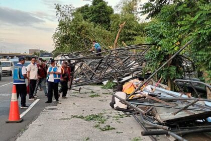 Satu baliho berukuran besar yang ambruk di ruas Tol Jakarta-Cikampek (Japek), Kecamatan Makasar, Jakarta Timur menimpa tiga mobil, Rabu (12/4). Kini telah dievakuasi petugas terkait. Foto: Joesvicar Iqbal/ipol.id