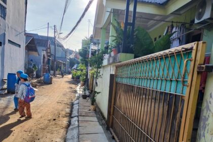 Petugas telah menggeber pembangunan saluran air di RW 01 dan 13 Kelurahan Duren Sawit, Kecamatan Duren Sawit, Jakarta Timur, Senin (10/4). Foto: Ist