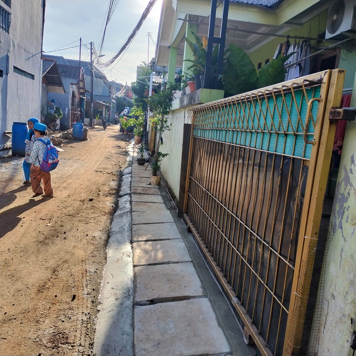 Petugas telah menggeber pembangunan saluran air di RW 01 dan 13 Kelurahan Duren Sawit, Kecamatan Duren Sawit, Jakarta Timur, Senin (10/4). Foto: Ist