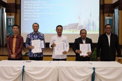 Penandatangan nota kesepahaman (MoU) antara PT PLN Batam, PT PLN Nusantara Power dan PT Energi Baru TBS tentang rencana studi kerja sama potensi, pengembangan, pembangunan, kepemilikan, dan pengoperasian proyek pembangkit listrik tenaga surya (PLTS) terapung di Indonesia, pada Senin (17/4). Foto: Dok PLN.