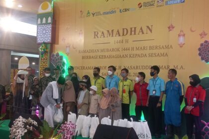 Sebanyak 600 anak yatim, para karyawan, pegawai inhouse, outsourcing dan para pelaku Usaha Mikro Kecil dan Menengah (UMKM) mendapat paket sembako Ramadan dari Warga Cinta Kalibata City dan badan pengelola Apartemen Kalibata City, Pancoran, Jakarta Selatan, Sabtu (1/4) petang. Foto: Joesvicar Iqbal/ipol.id