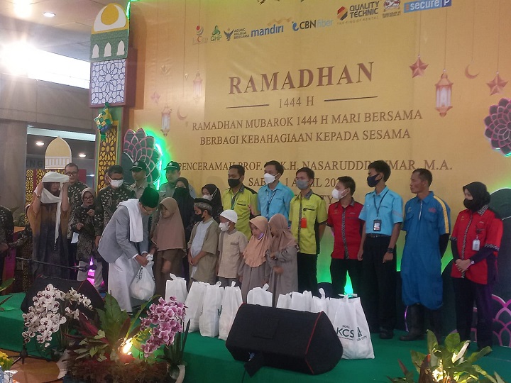 Sebanyak 600 anak yatim, para karyawan, pegawai inhouse, outsourcing dan para pelaku Usaha Mikro Kecil dan Menengah (UMKM) mendapat paket sembako Ramadan dari Warga Cinta Kalibata City dan badan pengelola Apartemen Kalibata City, Pancoran, Jakarta Selatan, Sabtu (1/4) petang. Foto: Joesvicar Iqbal/ipol.id