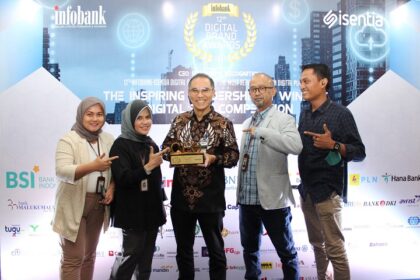 Iwan Pasila, Direktur Utama BRI Life, menerima Digital Brand Award 2023 untuk kategori The Best Leaders Personal Digital Brand 2023. Foto: BRI Life