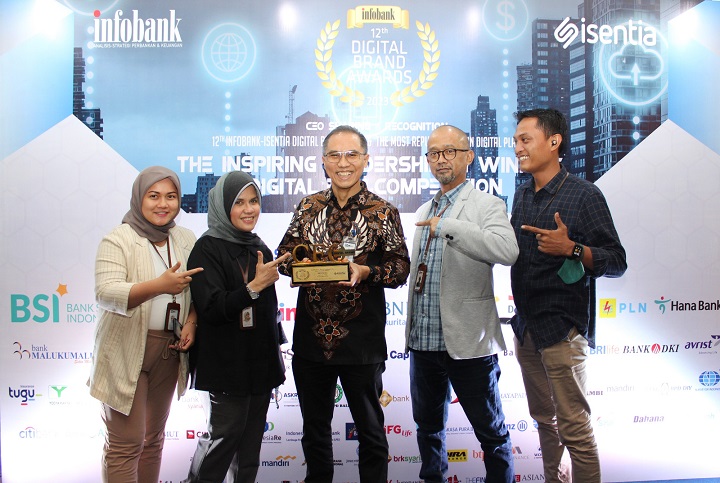 Iwan Pasila, Direktur Utama BRI Life, menerima Digital Brand Award 2023 untuk kategori The Best Leaders Personal Digital Brand 2023. Foto: BRI Life