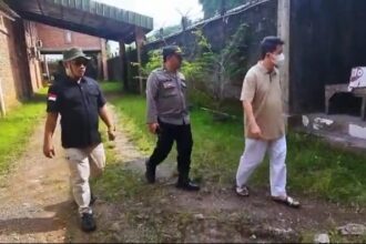 Kejaksaan Negeri (Kejari) Kabupaten Bogor saat menangkap buronan terpidana kasus pemalsuan sertifikat tanah, Hasan Sjafei (paling kanan). Foto: Puspenkum Kejaksaan Agung.