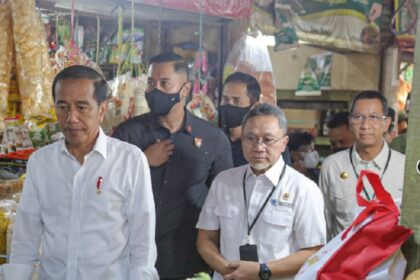 Penjabat (Pj.) Gubernur DKI Jakarta Heru Budi Hartono mendampingi Presiden RI Joko Widodo dan Menteri Perdagangan RI Zulkifli Hasan meninjau stok pangan menjelang Hari Raya Idulfitri 1444 Hijriah di Pasar Rawamangun, Jakarta Timur, dan di Pasar Johar Baru, Jakarta Pusat. Foto: DKI