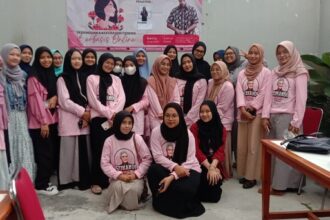 Para milenial perempuan antusias mengikuti seminar yang membahas kekerasan gender berbasis online (KGBO) digelar di Kelurahan Paminggir, Kecamatan Garut Kota, Kabupaten Garut, Jawa Barat, Senin (10/4). Foto: Srikandi