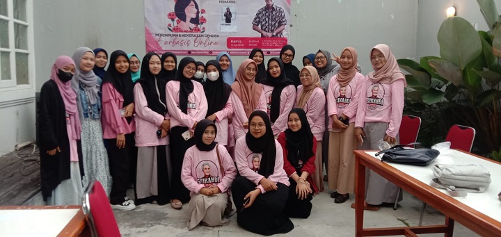 Para milenial perempuan antusias mengikuti seminar yang membahas kekerasan gender berbasis online (KGBO) digelar di Kelurahan Paminggir, Kecamatan Garut Kota, Kabupaten Garut, Jawa Barat, Senin (10/4). Foto: Srikandi