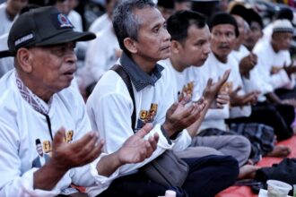 Para pedagang, buruh lepas, ibu rumah tangga dan masyarakat umum berdoa agar Indonesia diberi pemimpin amanah, tegas, bertanggung jawab, cerdas, cinta rakyat hingga bisa membawa Indonesia lebih maju dan sejahtera, giat digelar di Desa Karangwangi, Kecamatan Depok, Kabupaten Cirebon, Jawa Barat, Selasa (18/4). Foto: GS