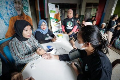 Para ibu maupun perempuan milenial antusias mengecek kesehatannya dan berkonsultasi kepada tenaga kesehatan (nakes) dalam kegiatan bertajuk 'Ngabuburit Ceria' bagi warga Desa Parigi Mekar, Kecamatan Ciseeng, Kabupaten Bogor, Jawa Barat, Minggu (2/4). Foto: Kowarteg