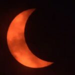Gerhana matahari hibrida terjadi ketika matahari, bulan, dan bumi tepat segaris. Gerhana matahari hibrida terdiri atas dua tipe gerhana, gerhana matahari cincin dan gerhana matahari total. Foto: NASA