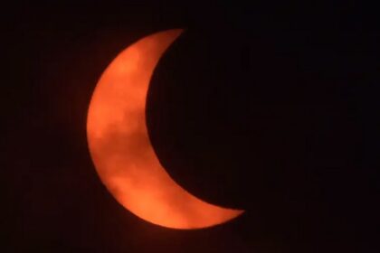 Gerhana matahari hibrida terjadi ketika matahari, bulan, dan bumi tepat segaris. Gerhana matahari hibrida terdiri atas dua tipe gerhana, gerhana matahari cincin dan gerhana matahari total. Foto: NASA