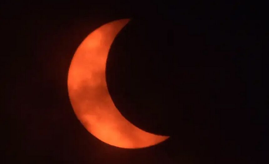 Gerhana matahari hibrida terjadi ketika matahari, bulan, dan bumi tepat segaris. Gerhana matahari hibrida terdiri atas dua tipe gerhana, gerhana matahari cincin dan gerhana matahari total. Foto: NASA