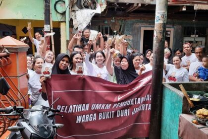 Puluhan peserta ibu-ibu dan para perempuan mengikuti pelatihan yang dilangsungkan OMG DKI di kawasan Bukit Duri, Tebet, Jakarta Selatan, Selasa (11/4). Foto: OMG