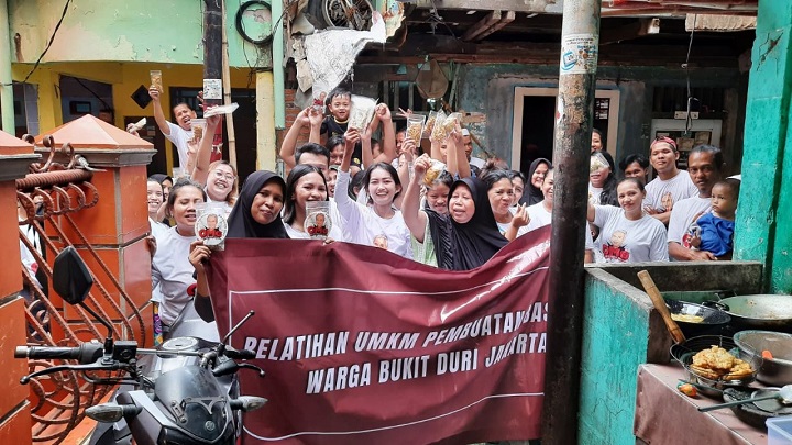 Puluhan peserta ibu-ibu dan para perempuan mengikuti pelatihan yang dilangsungkan OMG DKI di kawasan Bukit Duri, Tebet, Jakarta Selatan, Selasa (11/4). Foto: OMG