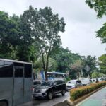 Jalur sepeda yang telah dibuat Pemprov DKI Jakarta di sejumlah wilayah di DKI masih bisa digunakan/dilalui oleh para pengendara kendaraan bermotor. Foto: Joesvicar Iqbal/ipol.id