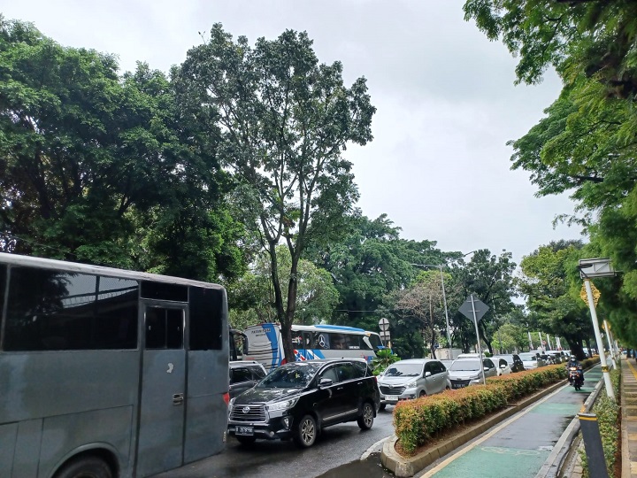 Jalur sepeda yang telah dibuat Pemprov DKI Jakarta di sejumlah wilayah di DKI masih bisa digunakan/dilalui oleh para pengendara kendaraan bermotor. Foto: Joesvicar Iqbal/ipol.id