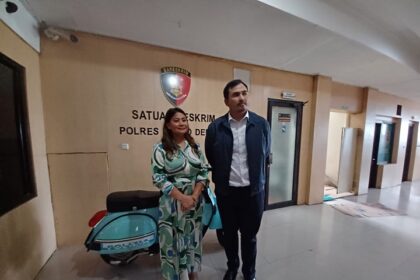 Kuasa Hukum Suharlin Lilin Harlini dari Kantor Hukum Gani Djemat, Adit mendampingi Lilin yang menyampaikan permohonan maaf atas kesalahpahamannya dengan anggota polisi di Mapolres Depok, Selasa (11/4) siang. Foto: Joesvicar Iqbal/ipol.id