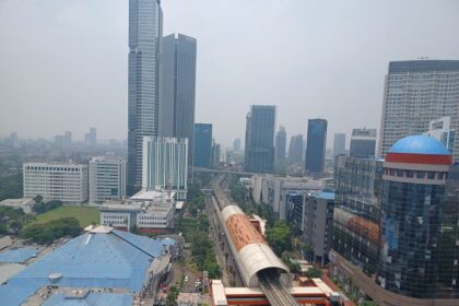 Gempa berpusat di pesisir utara Tuban dengan kekuatan Magnitudo (M)6.6, dan kedalaman 632 kilometer (km) di wilayah Laut Jawa cukup dirasakan warga masyarakat di Jakarta, Jumat (14/4) sore. Foto: Joesvicar Iqbal/ipol.id