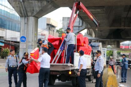 Penjabat (Pj.) Gubernur DKI Jakarta Heru Budi Hartono bersama Kapolda Metro Jaya Irjen Pol. Karyoto melihat uji coba rekayasa lalu lintas (lalin) kawasan pertigaan lampu merah Santa, Jakarta Selatan, pada Jumat (14/4). Foto: PPID