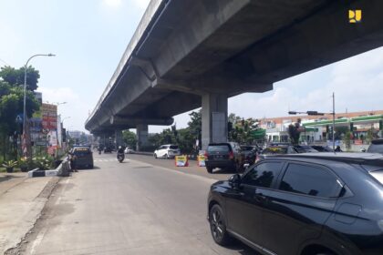 Bagi para pengemudi di jalan nasional, dihimbau untuk tetap menaati seluruh rambu lalu lintas dan arahan dari petugas di lapangan. Foto: PUPR