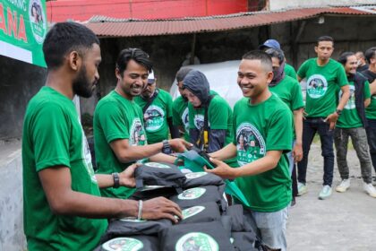 Saat ngabuburit di Kota Bogor, Jawa Barat, para driver ojek online (ojol) mendapatkan jas hujan dari Komunitas Ojol (Kajol) Indonesia Dukung Ganjar, Selasa (4/4). Foto: Kajol