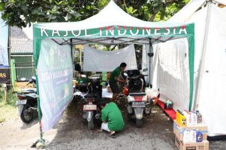 Kajol Indonesia Dukung Ganjar membuka posko mudik di Jl. Brigjen Darsono, Kel. Sunyaragi, Kec. Kesambi, Kota Cirebon, Jawa Barat. Posko mudik itu menyediakan servis motor secara gratis, ganti oli, hingga terapis dan bingkisan Lebaran bagi para pemudik, Selasa (18/4). Foto: Kajol