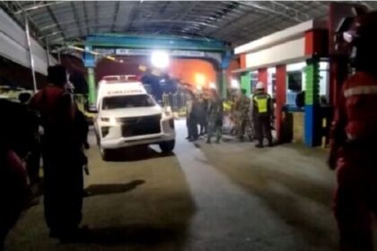 Mobil ambulans membawa korban ledakan kilang minyak dan gas Pertamina RU II Dumai di Jalan Putri Tujuh, Dumai Timur, Dumai, Riau. Foto: NTMC Polri