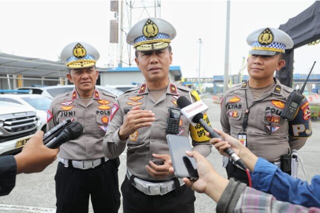 Dirgakkum Korlantas Polri Brigjen Pol Dr. Aan Suhanan ditemani Kasubdit Wal dan PJR Brigjen Pol Juni, di Command Center PJR Korlantas, Foto: NTMC Polri