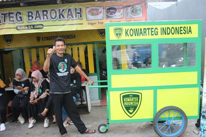 Relawan Komunitas Warung Tegal (Kowarteg) Indonesia ngabuburit ceria sambil merias warung di Jalan Kemayoran Gempol, Kemayoran, Jakarta Pusat, Kamis (13/4) siang. Foto: Kowarteg