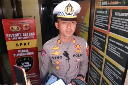 Kepala Satuan Lalu Lintas Kepolisian Resor Kuningan Ajun Komisaris Vino Lestari saat memberikan keterangan mobil dinas Bupati Kuningan menambrak warga. Foto: NTMC