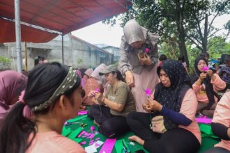 Para ibu di RT 02 RW 01, Rangkapan Jaya, Depok, Jawa Barat serius membuat bunga berbahan kertas yang diadakan oleh Mak Ganjar Jabodetabek, Selasa (4/4). Foto: Mak