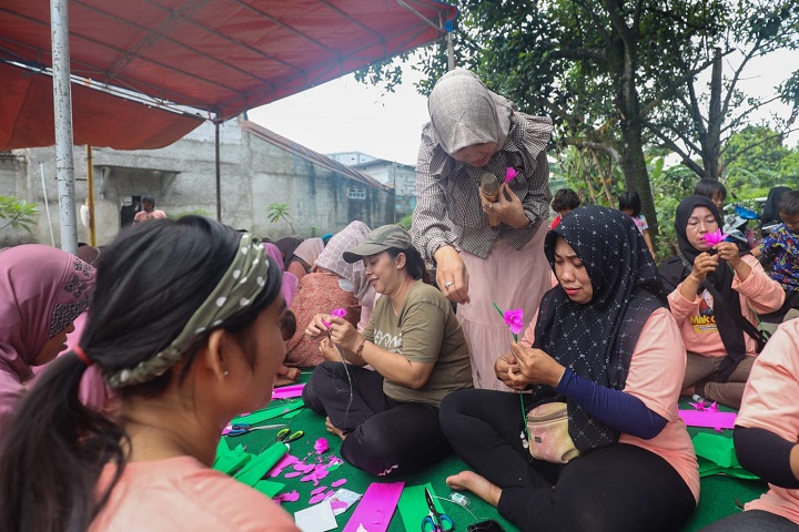 Para ibu di RT 02 RW 01, Rangkapan Jaya, Depok, Jawa Barat serius membuat bunga berbahan kertas yang diadakan oleh Mak Ganjar Jabodetabek, Selasa (4/4). Foto: Mak