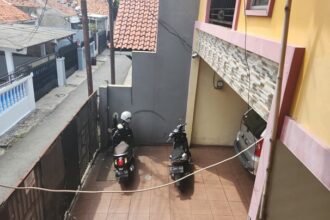 Aksi pencurian sepeda motor milik seorang jurnalis terjadi di kawasan Gang Swadaya, Pancoran, Jakarta Selatan pada Kamis (13/4) pagi. Foto: Ist