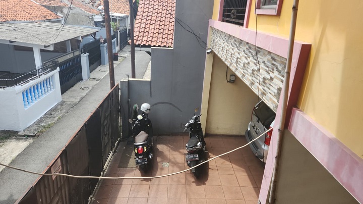 Aksi pencurian sepeda motor milik seorang jurnalis terjadi di kawasan Gang Swadaya, Pancoran, Jakarta Selatan pada Kamis (13/4) pagi. Foto: Ist