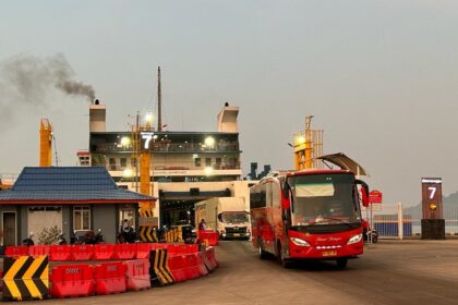 Tampak sebuah bus keluar dari kapal feri di Pelabuhan Merak, Banten, Minggu (30/4). Foto: ASDP
