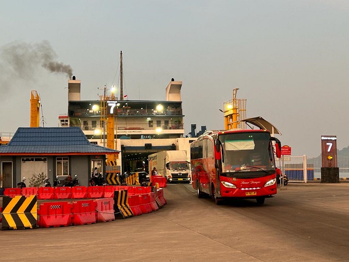 Tampak sebuah bus keluar dari kapal feri di Pelabuhan Merak, Banten, Minggu (30/4). Foto: ASDP