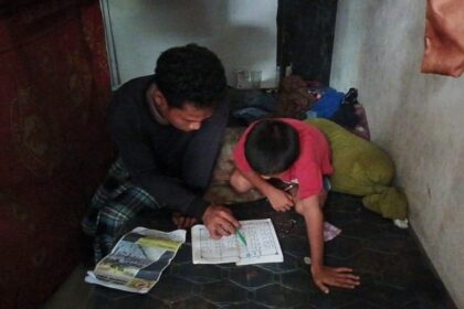 Abdullah mengajarkan anaknya yakni Alka, 8, untuk belajar membaca, berhitung dan mengaji di sebuah ruangan tempat keduanya menumpang di pos keamanan cafe tempatnya bekerja di kawasan Kalisari, Jakarta Timur, Jumat (14/4). Foto: Ist