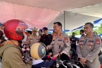 Kapolda Banten Itjen Pol Rudy Heriyanto melakukan pengecekan pada jalur pengemudi kendaraan bermotor dalam rangka mengantisipasi lonjakan arus mudik lebaran 2023 di Pelabuhan Ciwandan, Kota Cilegon pada Sabtu (15/04) siang.