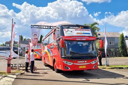 Ratusan mahasiswa di Jabodetabek mengikuti program Mudik Ceria Gratis yang diadakan oleh Pemuda Mahasiswa Nusantara (PMN) Dukung Ganjar, Senin (17/4). Foto: PMN