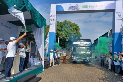 Direktur Jaringan Operasi dan Penjualan PT Pegadaian, Eka Pebriansyah secara simbolis melepas keberangkatan sebanyak 1.000 peserta mudik menggunakan 25 unit armada bus, yang terdiri dari masyarakat umum dan juga nasabah, Selasa (18/4). Foto: Joesvicar Iqbal/ipol.id